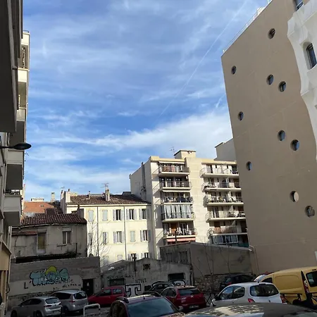 A L'air Libre, Perche Au Calme Et Au Soleil 마르세유